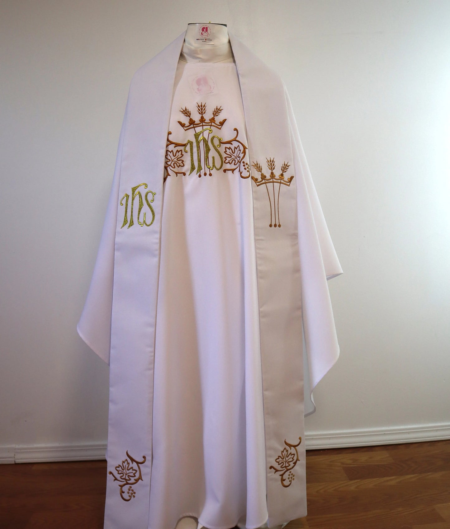 JHS Medallion with crown Chasuble and stole set