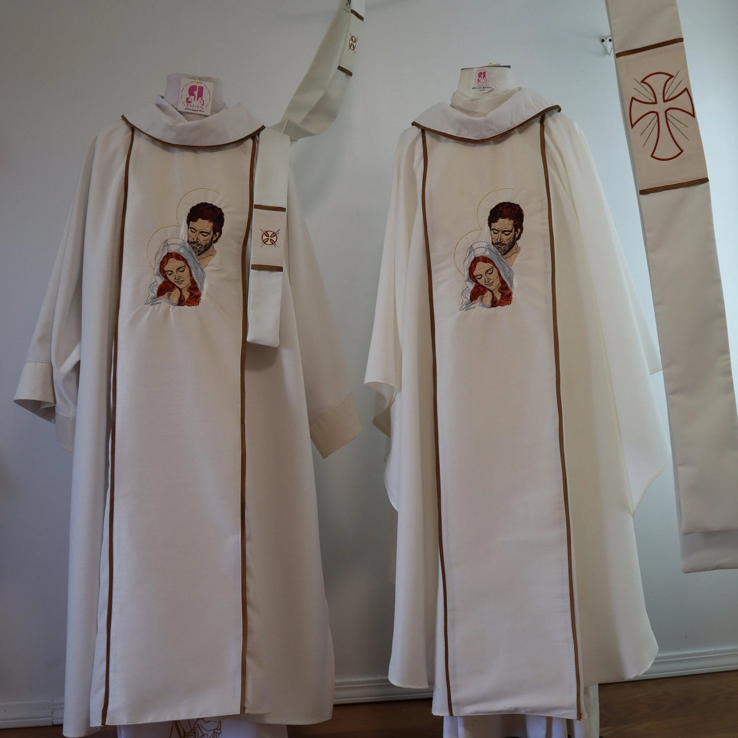 HOLY FAMILY - Dalmatic + Stole + Travel Stole Set.