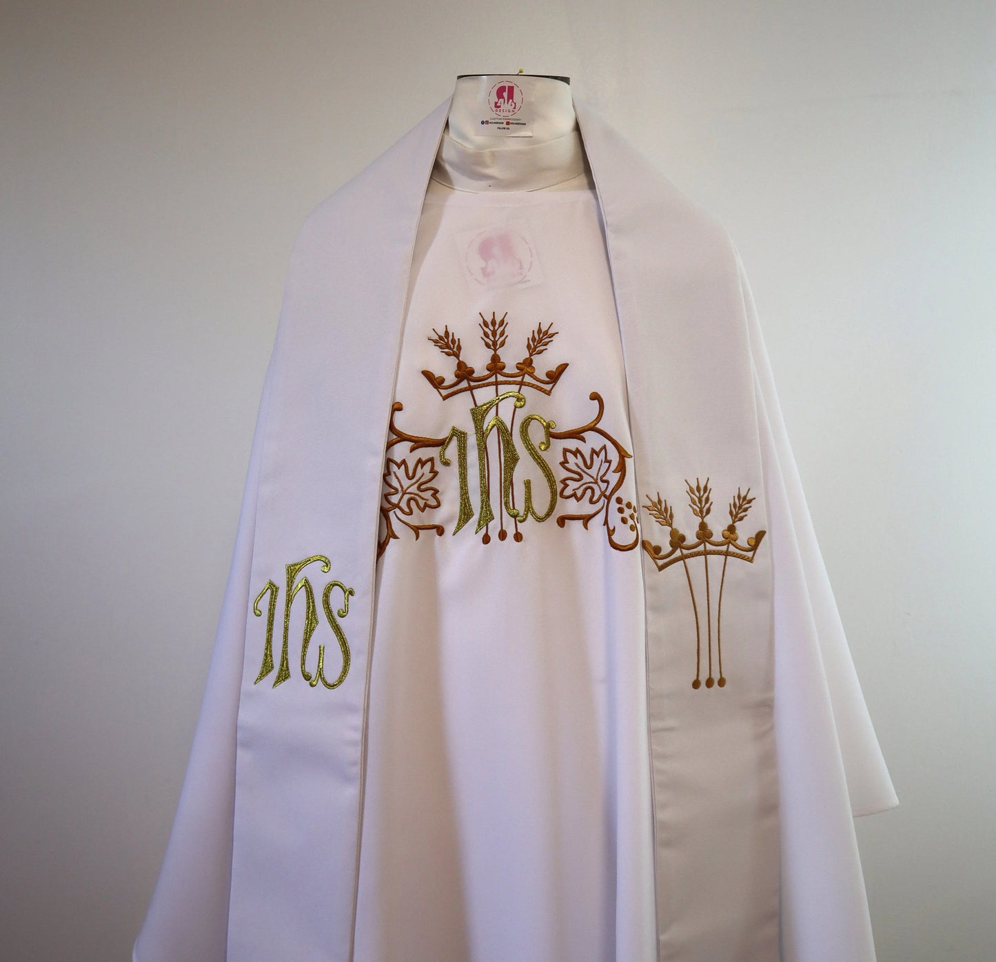 JHS Medallion with crown Chasuble and stole set