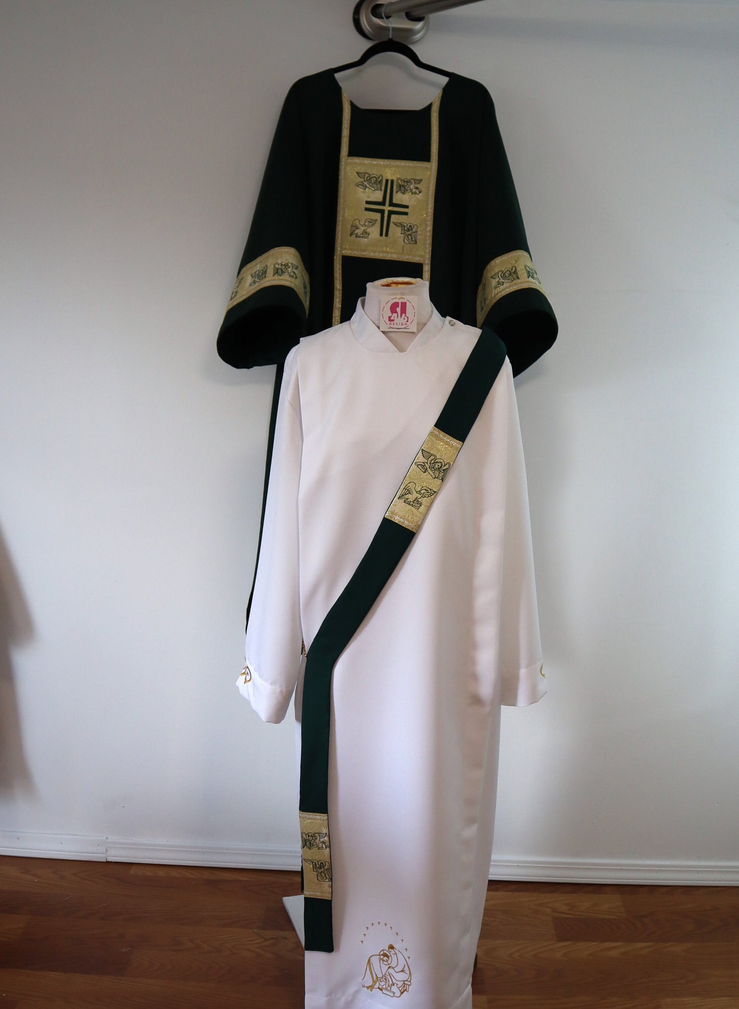 THE GOSPEL CROSS - Dalmatic + Travel Stole Set.