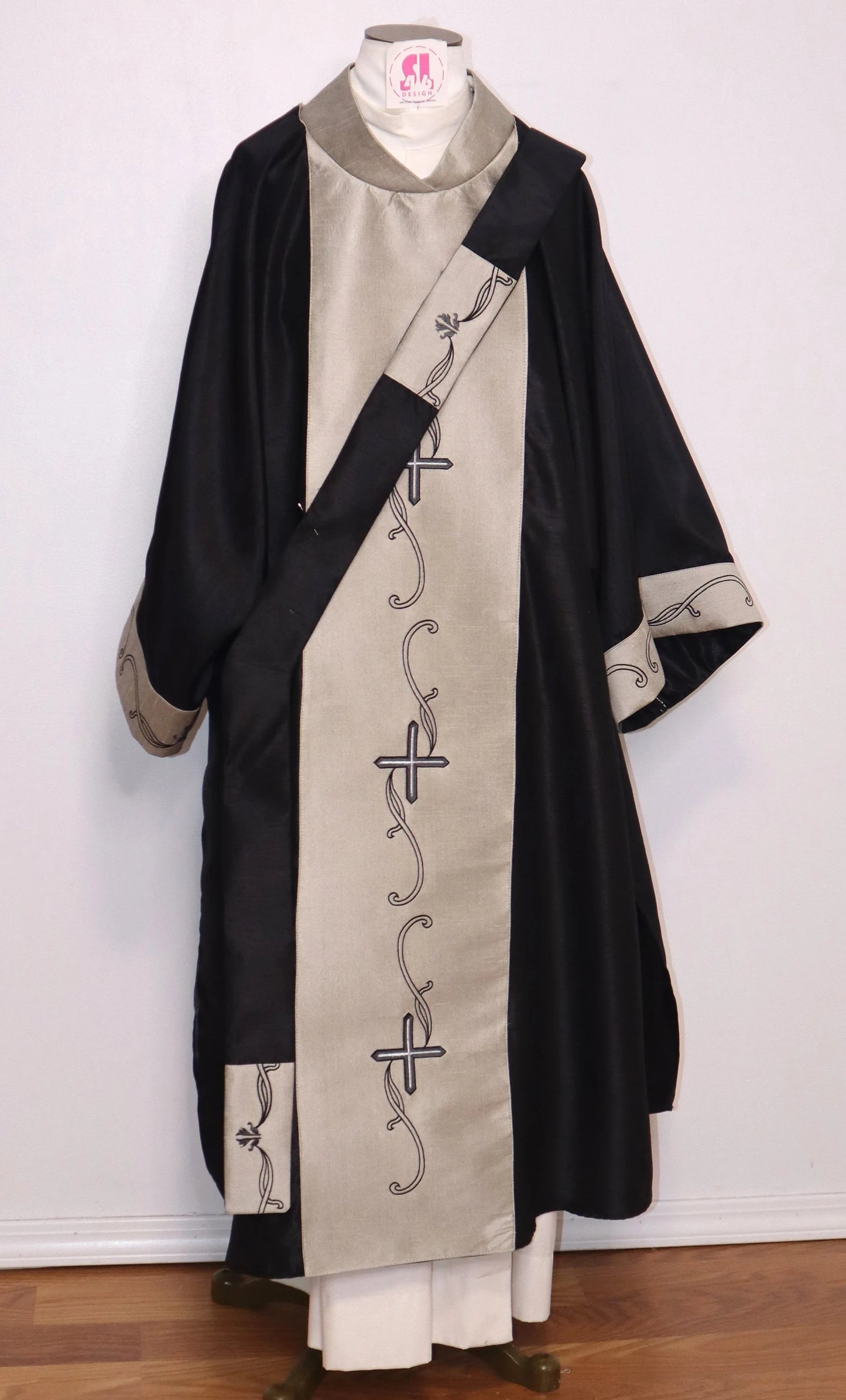 CROSS VINES - Dalmatic + Travel Stole Set