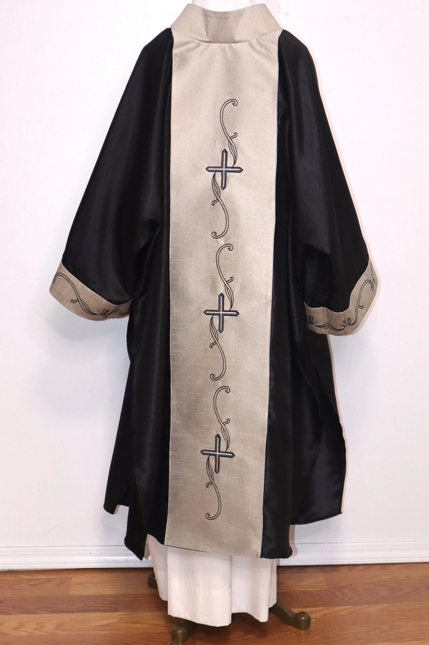 CROSS VINES - Dalmatic + Travel Stole Set