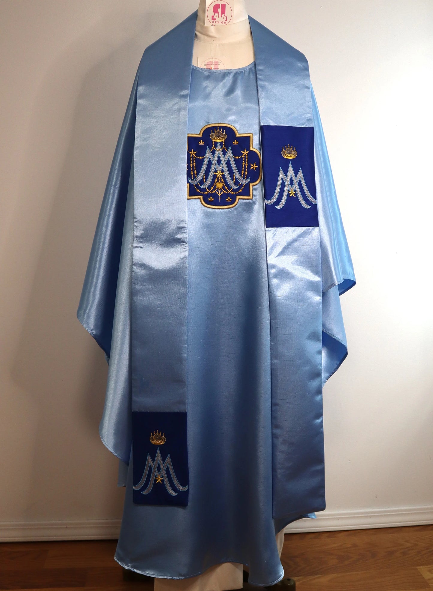 MARIAN MEDALLION - Chasuble and Stole Set.